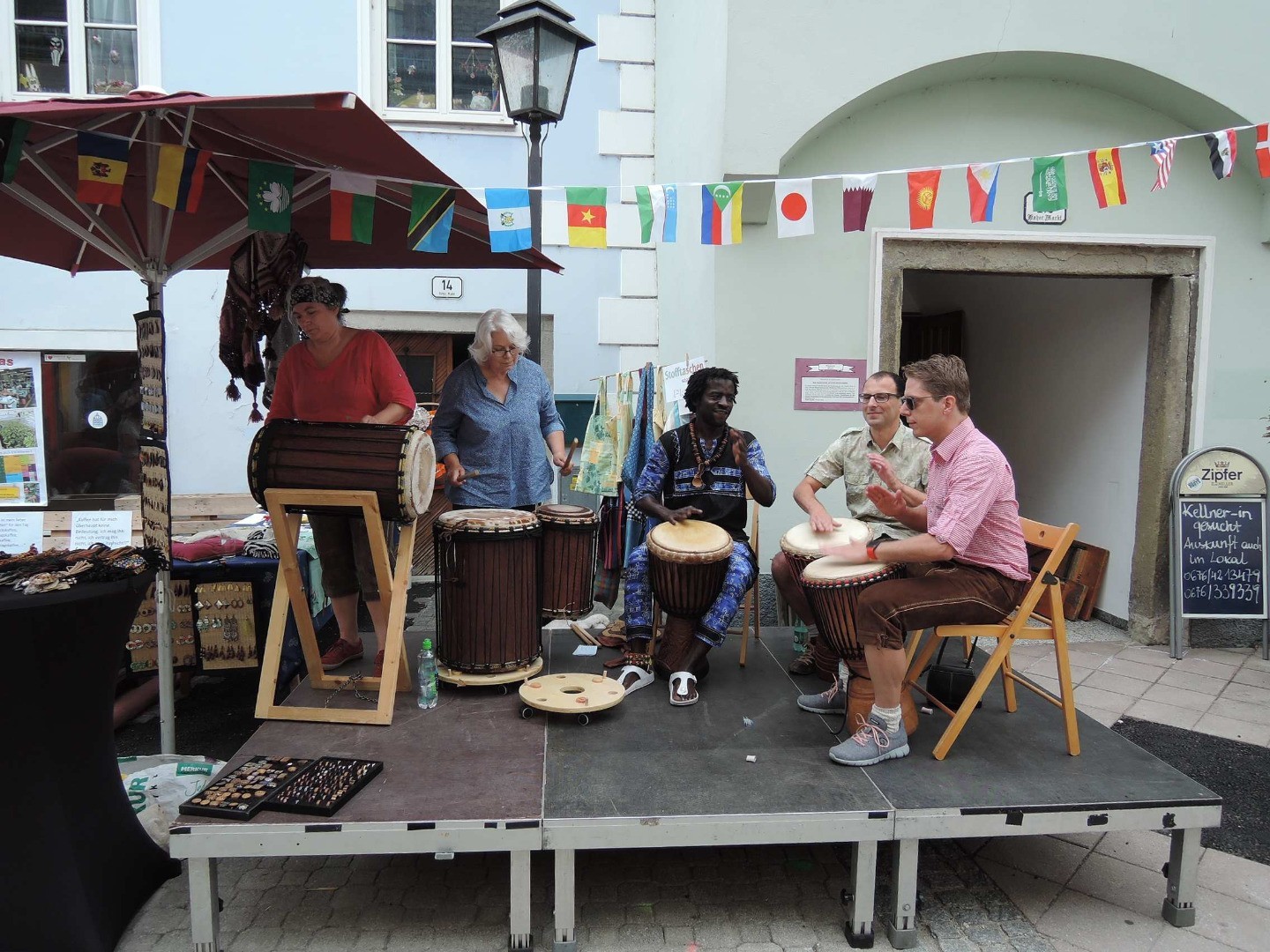 Guter Rhythmus mit der Trommlergruppe.JPG