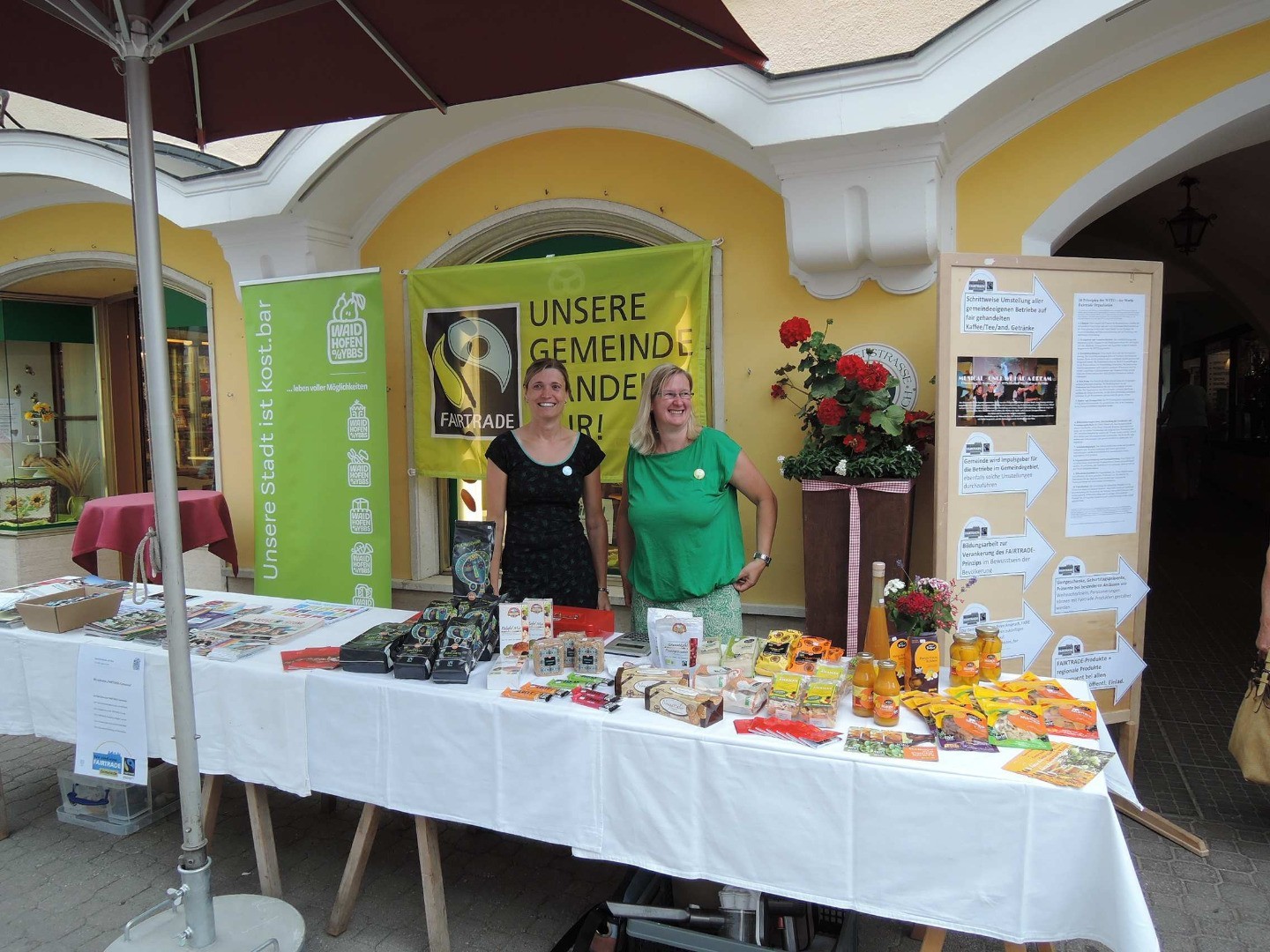 Martina Ritt und Monika Wegscheider am Infostand der FT-Gemeinde.JPG