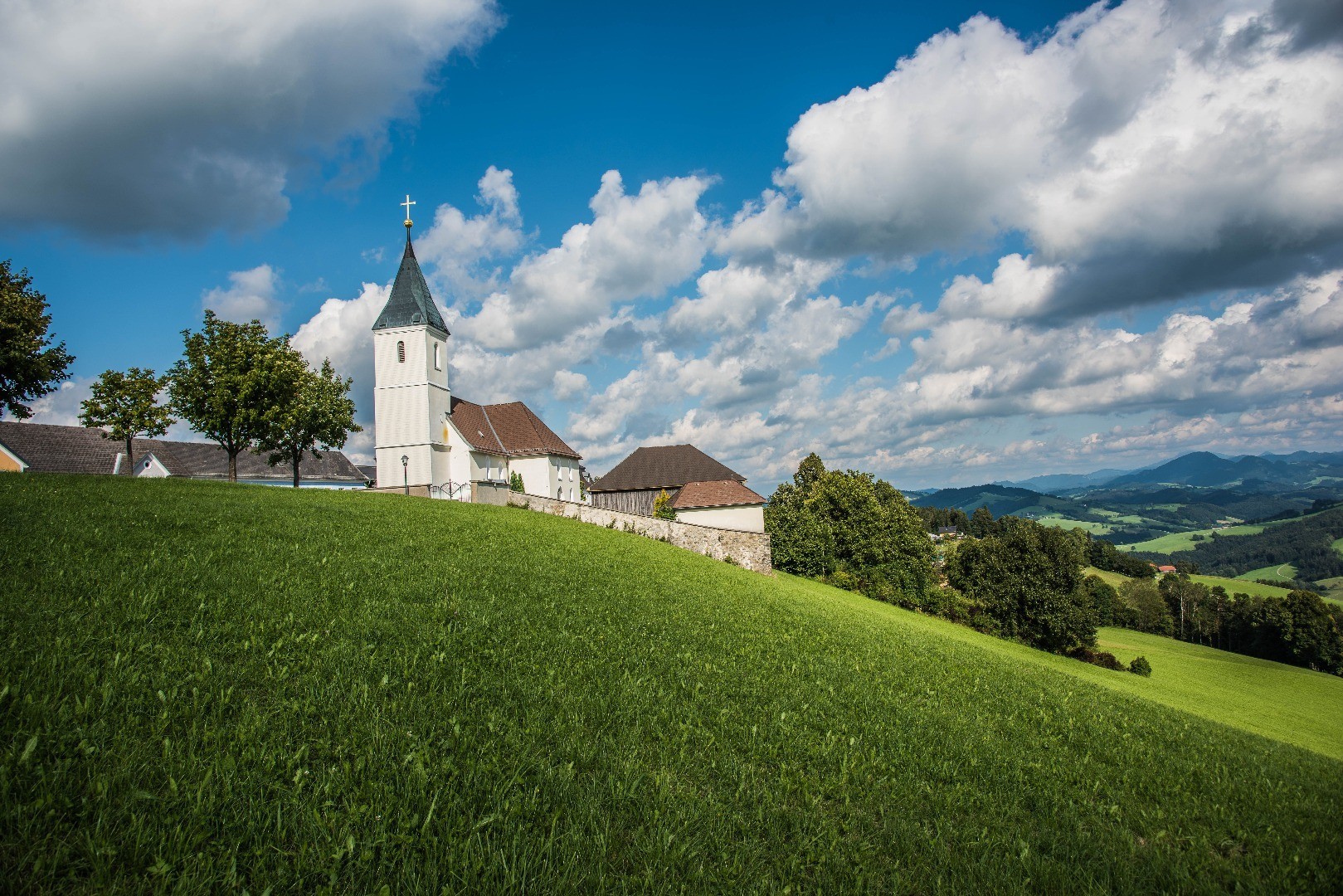 St. Georgen_Kirche.jpg