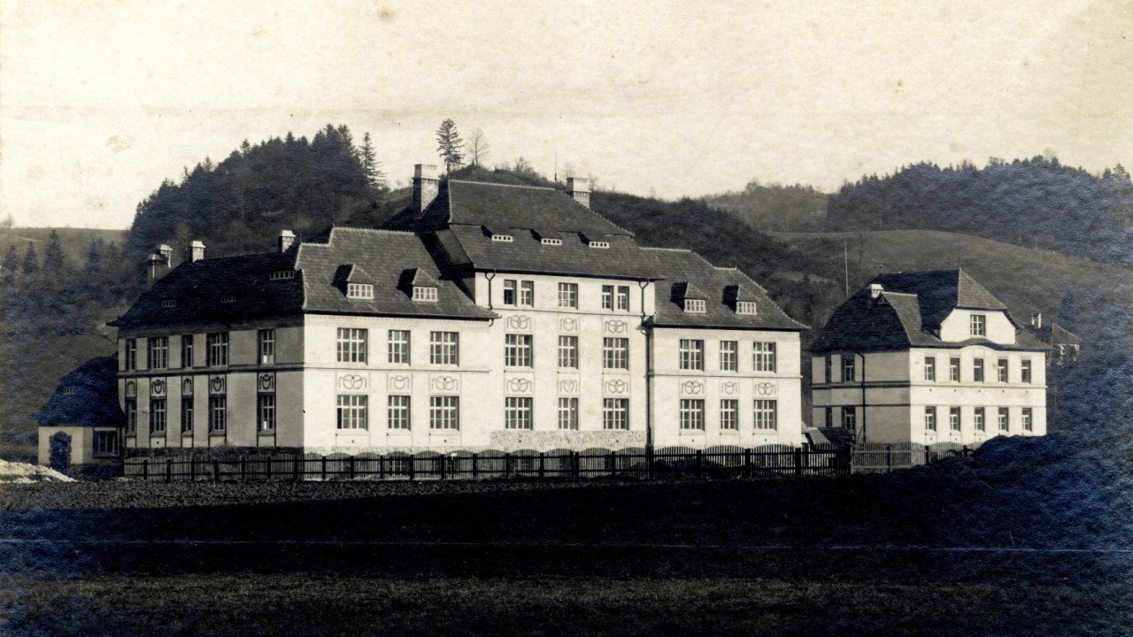 Kaiserjubiläums Krankenhaus Bucovics Gartenansicht.jpg