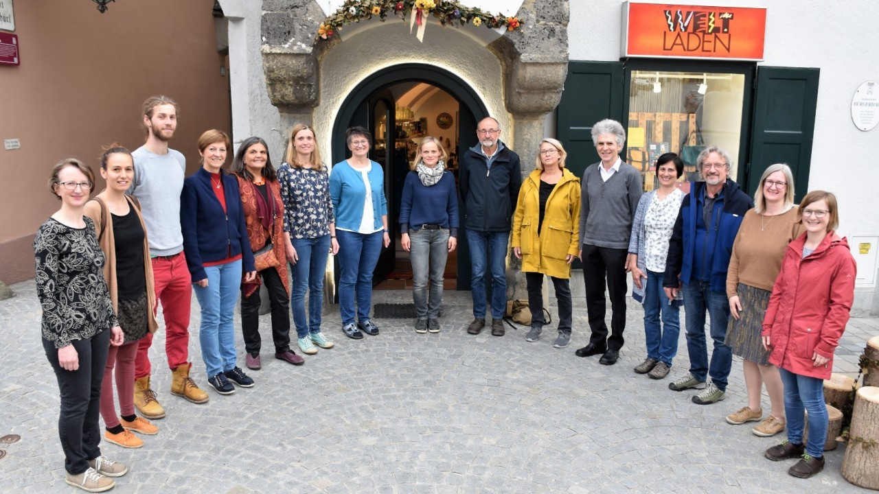 Gruppenfoto vorm Weltladen