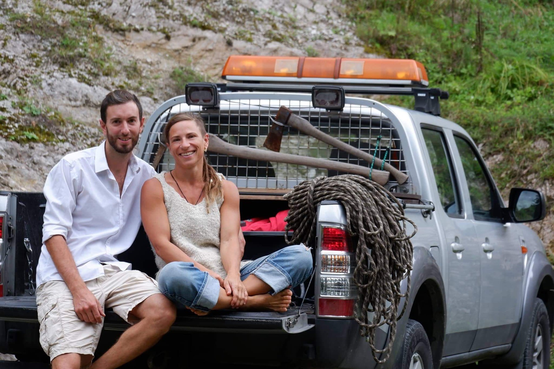 Mann und Frau hinten im Auto