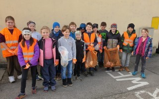 Gruppenfoto nach Müllsammelaktion