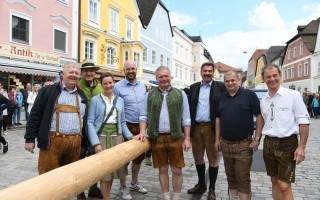 Gruppenfoto neben liegenden Maibaum