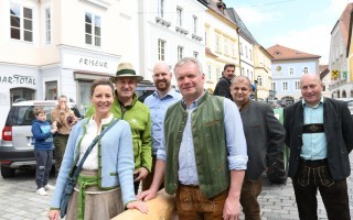 Gruppenfoto beim liegenden Maibaum