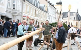 Personen neben Maibaum