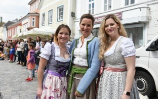 Damen im Dirndl