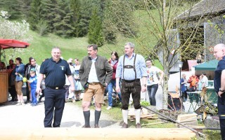 liegender Maibaum und Menschen