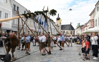 Maibaum in die Höhe stemmen