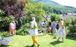 Menschen spazieren im Garten