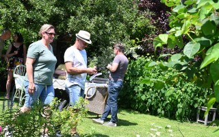 Menschen gehend im Garten