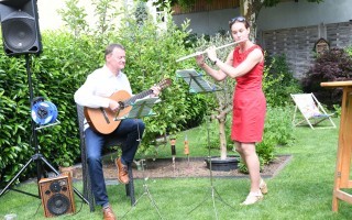 Mann und Frau mit Musikinstrumenten