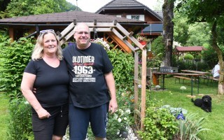 Frau und Mann Arm in Arm im Garten