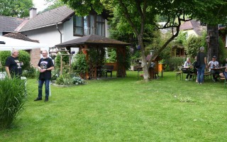 Garten und im Hintergrund ein Haus