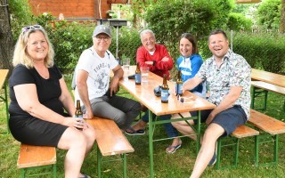 lachende Menschen auf der Bierganitur