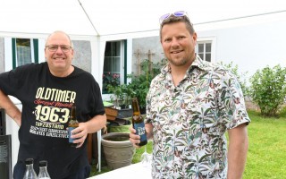 zwei Herren mit dem Stadtbier