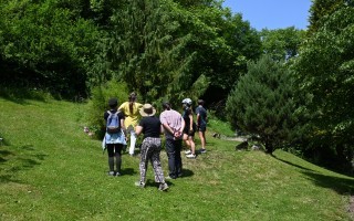 mehrere Menschen im Garten