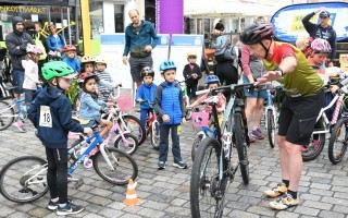 Kinder hören Radfahrer zu