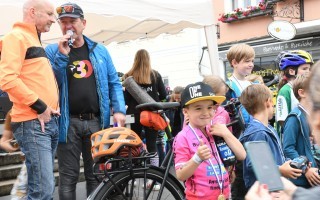 Radrennen Kind streckt Daumen hoch in Kamera