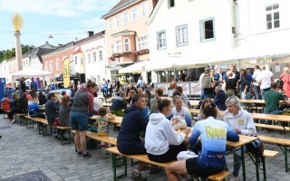 Innenstadt Menschen auf Bierganitur