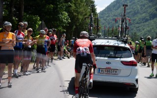 Radfahrer hinter Auto