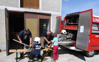 Kinder packen bei Feuerwehr mit an