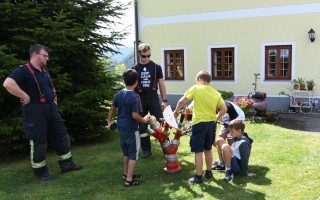 Feuerwehrmänner erklärt Gegenstände der Feuerwehr