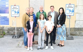 Leonhartsberger, Bürgermeister Werner Krammer und Volksschuldirektorin Daniela Wurz mit den Schülerinnen Lejla, Pauline und Ronja