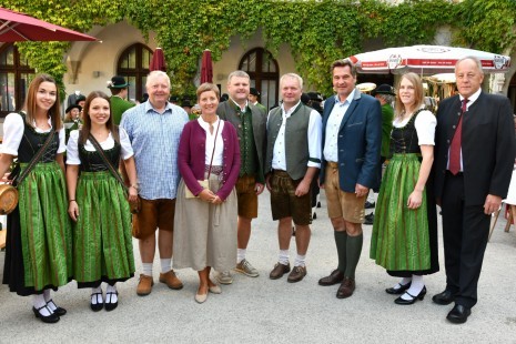 Kerstin Pichler und Eva Schneckenleitner (Marketenderinnen), GR Kurt Freudenthaler, Stadträtin Gudrun Schindler-Rainbauer, GR Christian Pechhacker, Stadtrat Anton Schörghofer, Bürgermeister Werner Krammer, Marketenderin Claudia Gröbl und Stadtrat Franz im