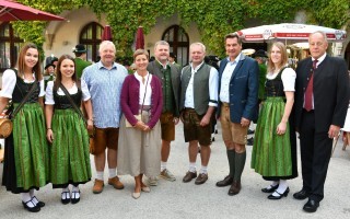 Kerstin Pichler und Eva Schneckenleitner (Marketenderinnen), GR Kurt Freudenthaler, Stadträtin Gudrun Schindler-Rainbauer, GR Christian Pechhacker, Stadtrat Anton Schörghofer, Bürgermeister Werner Krammer, Marketenderin Claudia Gröbl und Stadtrat Franz im