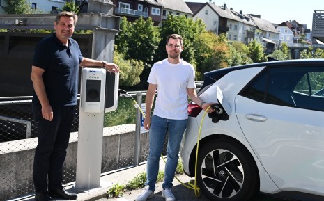 Bürgermeister Werner Krammer und Philipp Peham bei EGW-Ladesäule