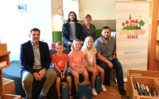  Bürgermeister Werner Krammer, Leon Hörndler, Antonia Egger,Viktoria Stradner, und Lukas Huber (Spieledorf Huber) sowie Stadtarchivar Joachim Zettl und Bibliothekarin Gudrun Huemer
