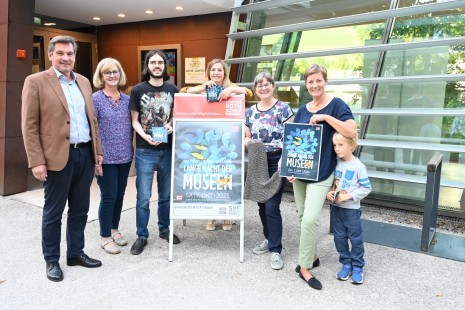 Bürgermeister Werner Krammer, Petra Müller (Nachtwächterin), Joachim Zettl (Archiv), Monika Bayer (Schloss Rothschild), Gudrun Huemer (Stadtbibliothek) und Stadträtin Gudrun Schindler-Rainbauer mit Anton freuen sich auf eine spannende Nacht im Museum.