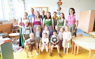 Team und Kindergartenkinder in St. Leonhard