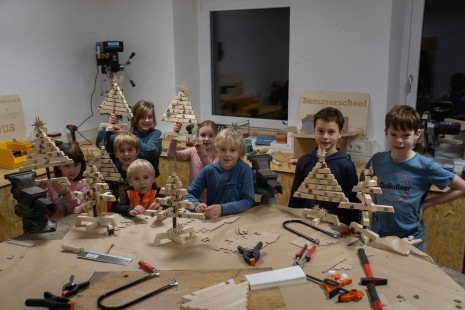 Beta Kids bauen einen Weihnachtsbaum aus Holz