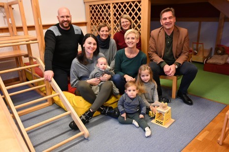 Kinder und Eltern im Kindergarten