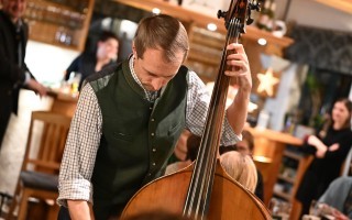 Musikant Johannes Lagler beim Adventsingern