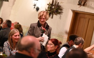 Dorothea Draxler im Gespräch mit Gästen beim Adventsingen