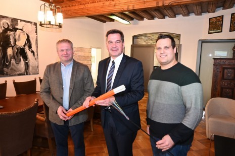 Stadtrat Anton Schörghofer, Bürgermeister Werner Krammer und Projektmanager Matthias Repper zum Glasfaser-Ausbau