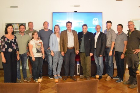 Vertreterinnen und Vertreter des Gemeinderates und der Dorferneuerungsverein mit Bürgermeister Werner Krammer