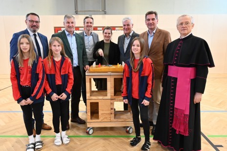 Ehrengäste beim Tortenanschnitt