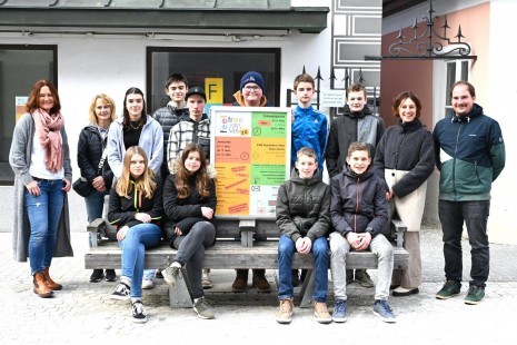 Bettina Buder, Herta Frehsner (li.) und Karina Böck und Sebastian Ressl (re.) mit Schülerinnen und Schülern der 4. Klassen der Wirtschaftsmittelschule. 