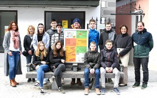 Bettina Buder, Herta Frehsner (li.) und Karina Böck und Sebastian Ressl (re.) mit Schülerinnen und Schülern der 4. Klassen der Wirtschaftsmittelschule. 