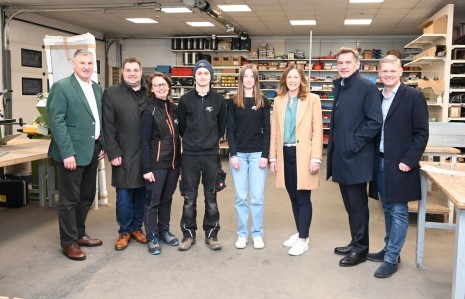 Besuch von Staatsekretärin Plakolm bei Oberklammer