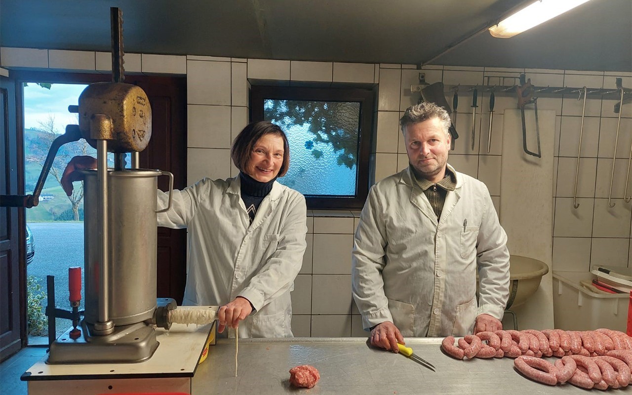 Michi Hintsteiner und ihr Gatte bei der Zubereitung der Fleischwaren