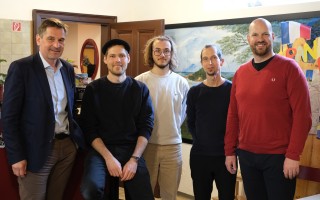 Jugendzentrum Team mit Bürgermeister und Vizebürgermeister