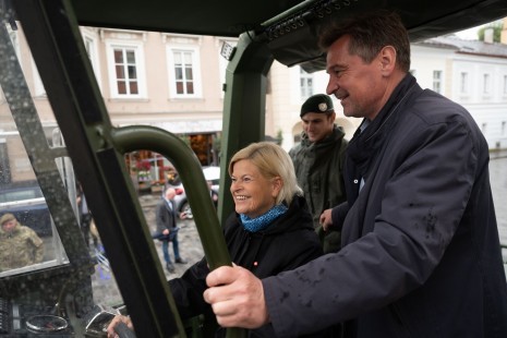 Bürgermeister Werner Krammer und Verteidigungsministerin Klaudia Tanner