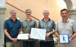Bürgermeister Werner Krammer und Stadtrat Erich Leonhartsberger präsentieren die neue Gehzeit-Karte.