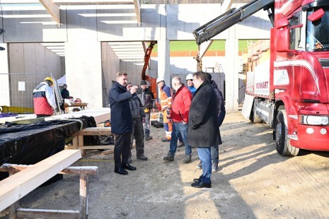 Bürgermeister Krammer besichtigte die Baustelle der FF Wirts