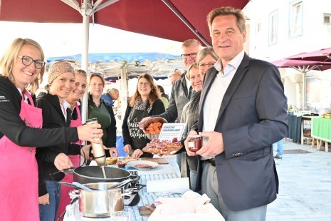 Marmeladenverkostung am Wochenmarkt
